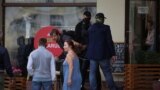 "Пошли вон, бандиты!" Неизвестные в штатском с дубинками разбивают стекло в кафе и задерживают людей в центре Минска