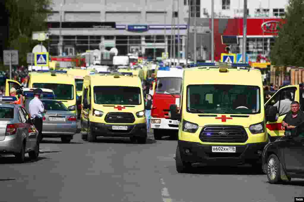 Ambulances wait outside of Kazan&#39;s School No. 175 on May 11, 2021. Aside from the ministers of health and education, the central government dispatched a plane with doctors and medical equipment to the city.&nbsp;