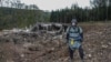 Пиротехник исследует место взрыва на складе в Врбетице 20 октября 2014 года