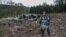 Пиротехник исследует место взрыва на складе в Врбетице 20 октября 2014 года