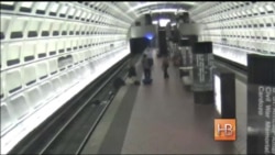 В метро Вашингтона упал на рельсы колясочник