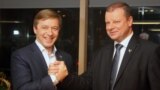 Саулюс Сквернялис и Рамунас Карбаускис, лидеры партии "Союз крестьян и зеленых", которая выиграла выборы в Сейм 