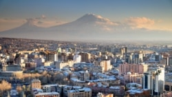 Гора Арарат на горизонте