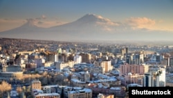 Гора Арарат на горизонте