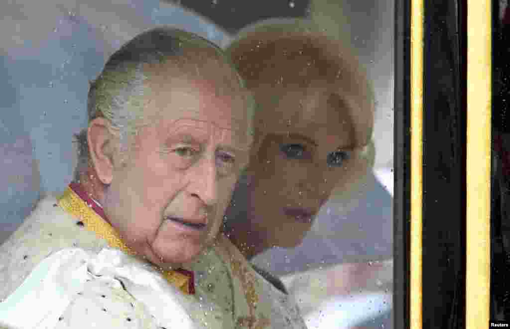 Британский король Карл III и королева Камилла сидят в карете