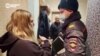 Чеченские силовики похитили мать правозащитника. В Кремле назвали это "фантастической историей"