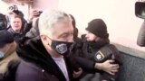 Суд в Киеве не арестовал Порошенко. Его обязали сдать загранпаспорта и лично являться в суд