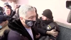 Суд в Киеве не арестовал Порошенко. Его обязали сдать загранпаспорта и лично являться в суд