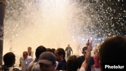 Взрыв светошумовой гранаты во время столкновений с полицией 20 июля в Ереване