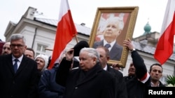 Ярослав Качиньский – брат Леха Качиньского – с портретом погибшего президента