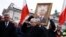 Ярослав Качиньский – брат Леха Качиньского – с портретом погибшего президента
