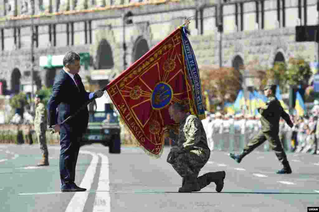 Петр Порошенко также провел церемонию вручения боевых знамен воинским подразделениям