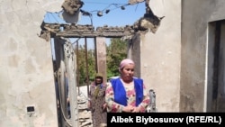 Жительницы пострадавшей деревни в Лейлекском районе Баткенской области Кыргызстана