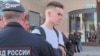 "Мне 16 лет, это мое первое задержание". Молодых людей, пришедших поддержать "Яблоко" к зданию суда, преследуют и после процесса