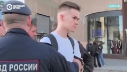 "Мне 16 лет, это мое первое задержание". Молодых людей, пришедших поддержать "Яблоко" к зданию суда, преследуют и после процесса