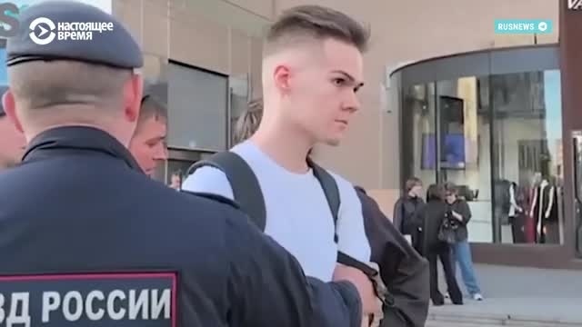 "Мне 16 лет, это мое первое задержание". Молодых людей, пришедших поддержать "Яблоко" к зданию суда, преследуют и после процесса episode artwork