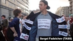 Участник согласованного шествия "За свободный интернет" на проспекте Сахарова. Россия, Москва, 23 июля 2017 года