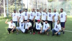 Таджикистанцы играют в Москве в футбол, чтобы поддержать арестованных на родине