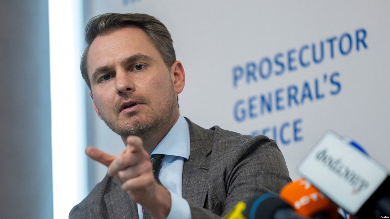 Генпрокурор Украины Руслан Кравченко обвинил главу НАБУ в подделке документов и покинул страну