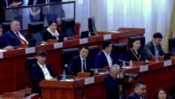 В Кыргызстане начал работу парламент нового созыва. Кто туда попал и кто стал участником первого конфликта?
