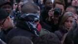 Мусульманин с завязанными глазами обнимает скорбящих в Париже