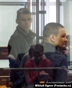 Веселов (слева стоит) и Кавтаскин в суде