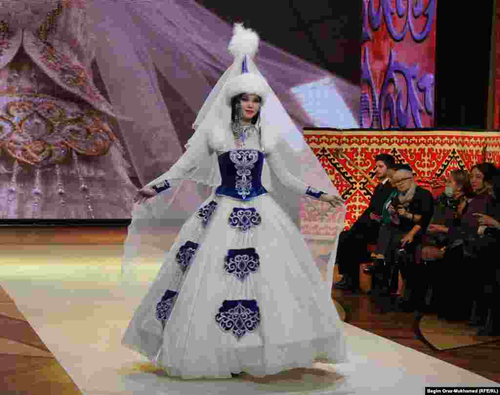 Модель демонстрирует традиционное платье дизайнеров Сауле Распаевой и Жанны Бектемисовой.