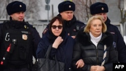 Мать Алексея Навального Людмила и мать Юлии Навальной Алла уходят с Борисовского кладбища. 2 марта 2024 года, день спустя после похорон политика