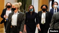 Спикер Палаты представителей Нэнси Пелоси и члены палаты в Капитолии, Вашингтон. 13 января 2021 года. Фото: Reuters