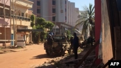 Спецназ рядом с отелем в Бамако 