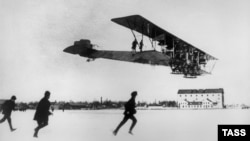 Сикорский приземляется на самолете "Илья Муромец" в 1914 году