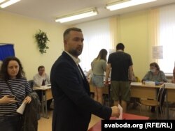 Presidential candidate Syarhey Cherachan casts his vote in Minsk on August 9, 2020.