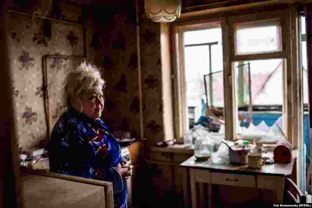 Жительница Дебальцево демонстрирует разрушения причиненные её квартире мародёрами