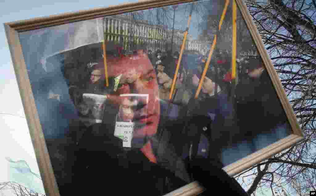 Портрет Бориса Немцова на памятной акции в Санкт-Петербурге