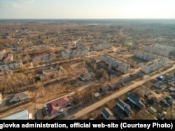 После жизни в пятизвездочных отелях Москвы и Санкт-Петербурга, австрийка Эмма Д. оказалась в небольшой Угловке, Новгородской области. На фото: вид на Угловку с высоты, фото с сайта администрации