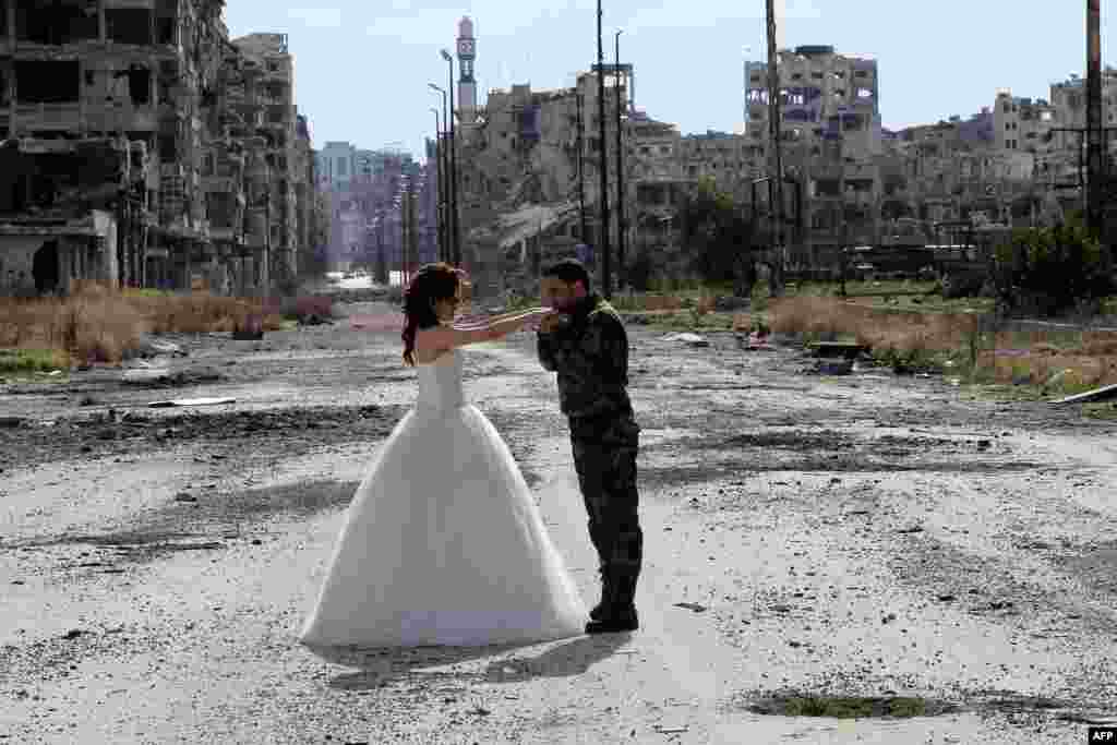 Для фотографа Мэрэя это &ndash;&nbsp;не первая свадебная фотосессия среди руин истрезанного войной города