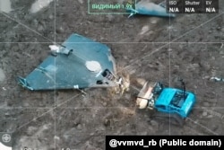 Работы по нейтрализации беспилотника, похожего на российский "Шахед", который влетел на территорию Беларуси. Видео Министерства внутренних дел Беларуси, опубликовано 18 марта 2026 года