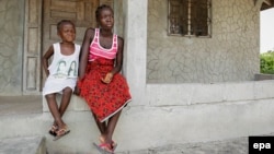 Две либерийские девочки, осиротевшие после смерти родителей от лихорадки Эбола