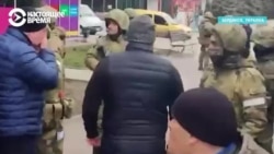 "Валите домой, б****!" Жители захваченного Бердянска окружили российских военных и требуют, чтобы те уехали в Россию