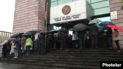 Активисты заблокировали вход в здание суда общей юрисдикции ереванской общины Нор Норк, 20 мая 2019 г.
