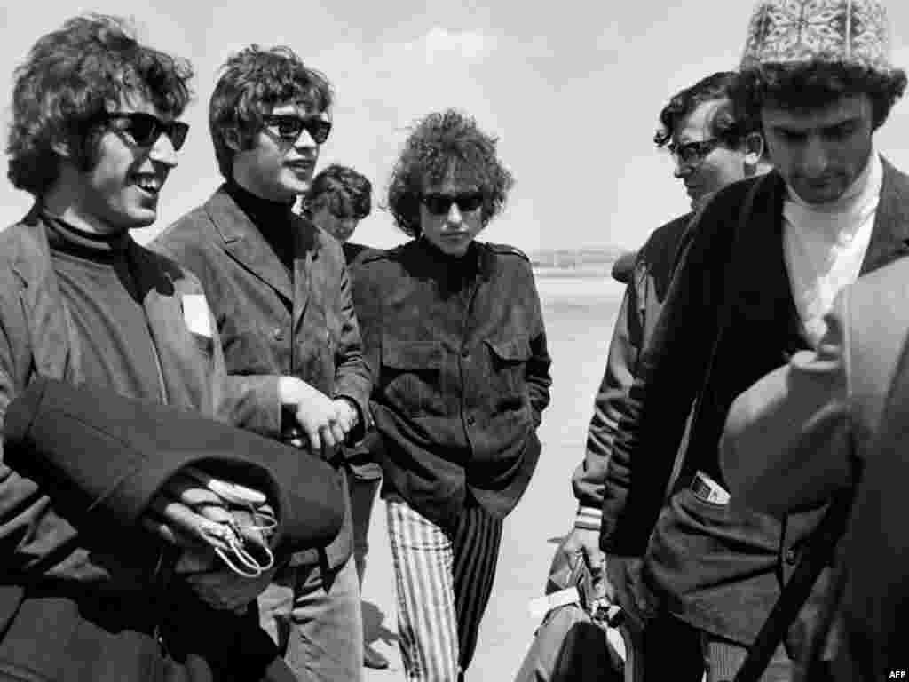 Дилан со своей группой в аэропорту Ле Бурже во Франции.