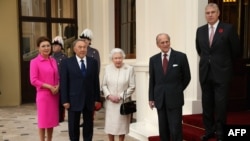 Визит Назарбаева в Великобританию в 2015 году, Эндрю стоит на ступеньках рядом с королевой Елизаветой и ее супругом принцем Филиппом