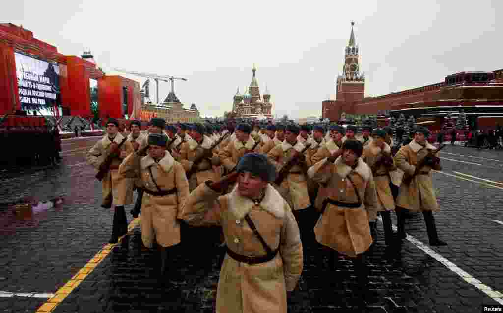 На Красной площади также проходили реконструкции боевых сцен времен Великой Отечественной войны