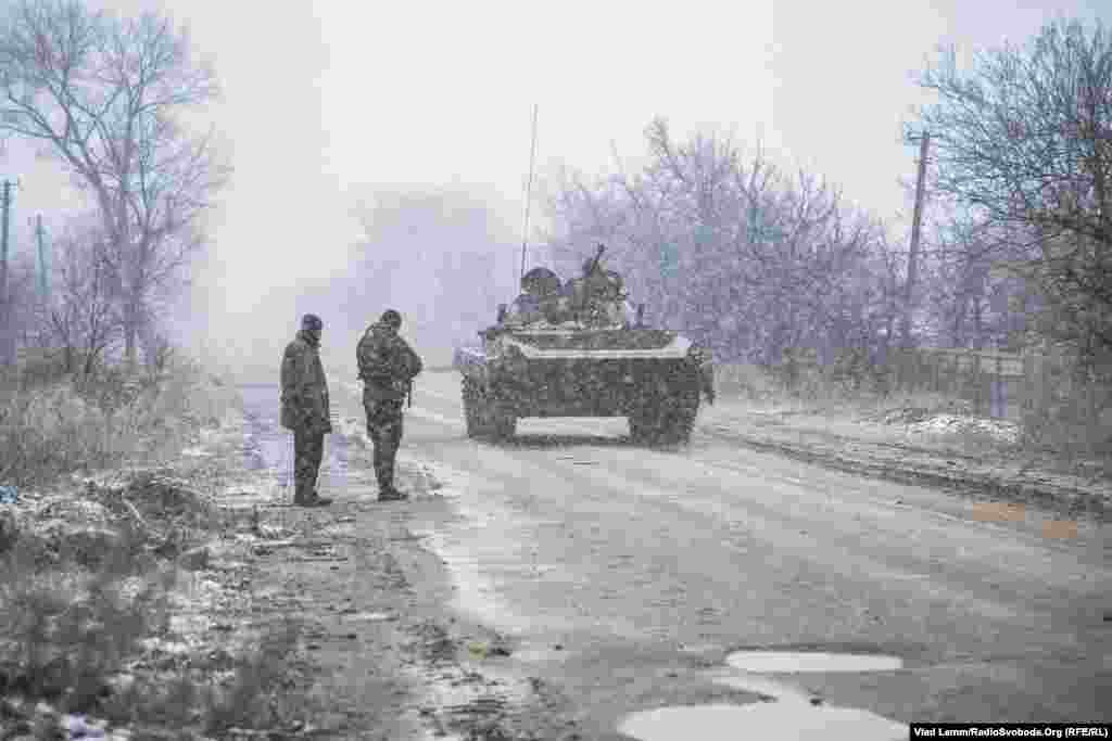 Военная техника едет в сторону поселка Пески