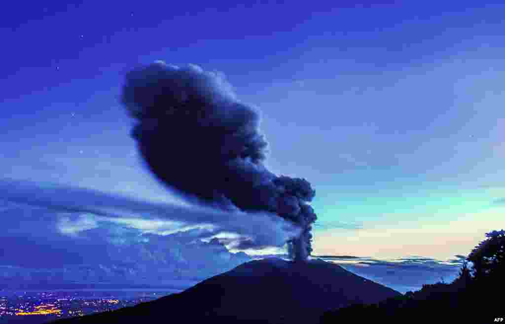 На фото - вулкан&nbsp;Турриальба в Коста Рике. Вулкан проснулся после 130-летнего сна и выбросил в воздух двухкилометровый столб пепла. Извержение произошло в декабре 2014 и стало крупнейшим за последние 150 лет