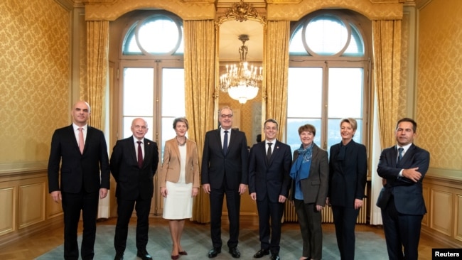 Правительство Швейцарии (справа – глава Федеральной канцелярии, который не входит в состав правительства)