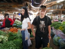 Лай и Лена на рынке