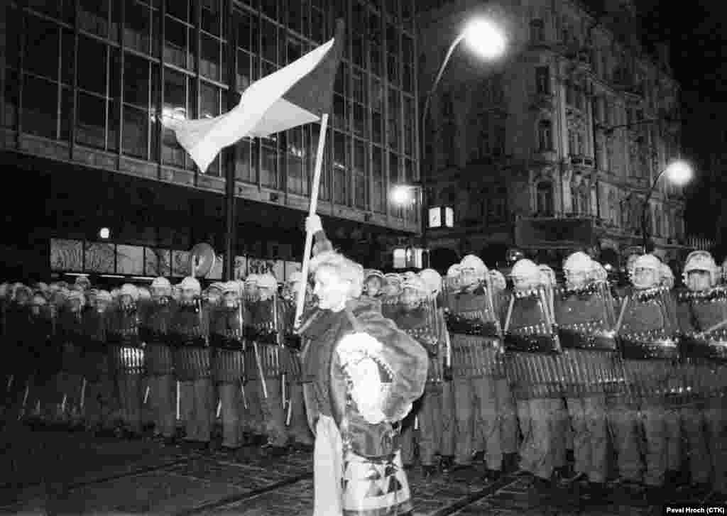 Переломный момент настал 17 ноября 1989 года &ndash; тогда состоялся самый многочисленный протест за 20 лет. Тысячи студентов мирно прошли по центру города, пока их не остановил кордон полиции на Национальной улице