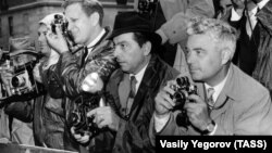 Журналисты в ожидании Никиты Хрущева в США, 1959 год