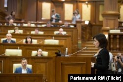 Санду обращается к парламенту